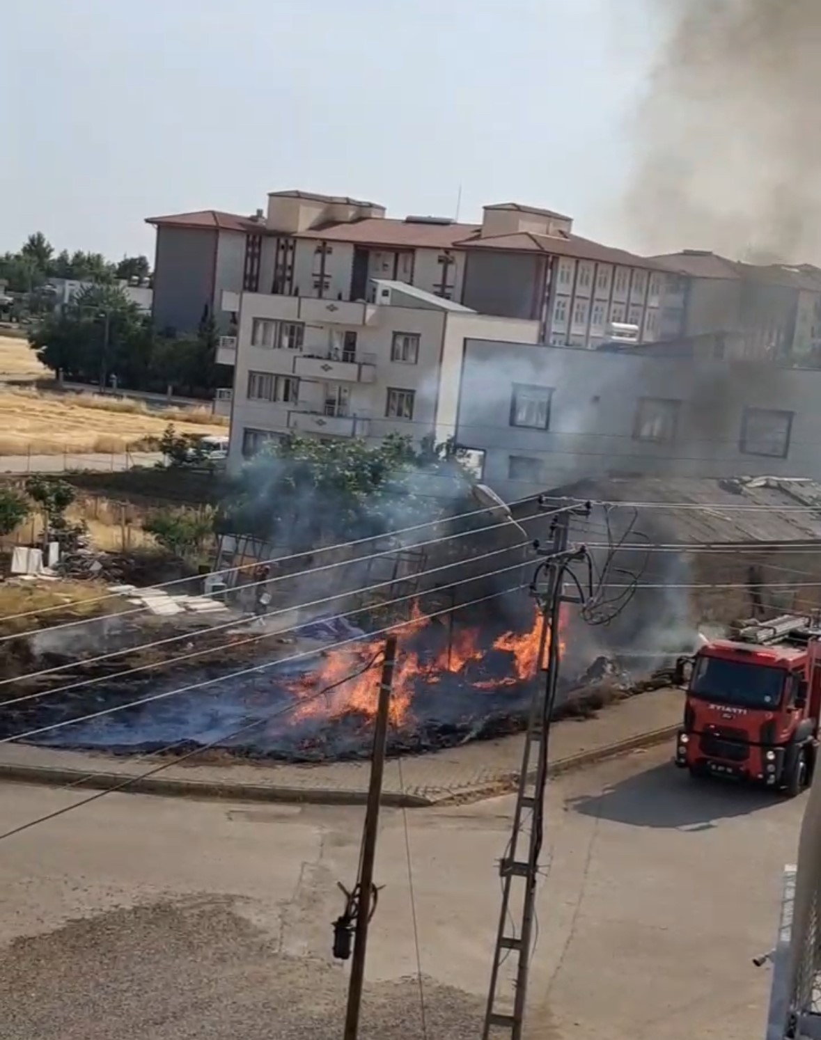 Adıyaman’da bir vatandaşın bahçesini temizlemek için yaktığı ateş, çadıra ve