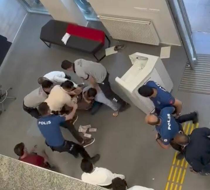Şanlıurfa'nın Viranşehir ilçesindeki Ziraat Bankası şubesine bıçak çekerek müdürden para