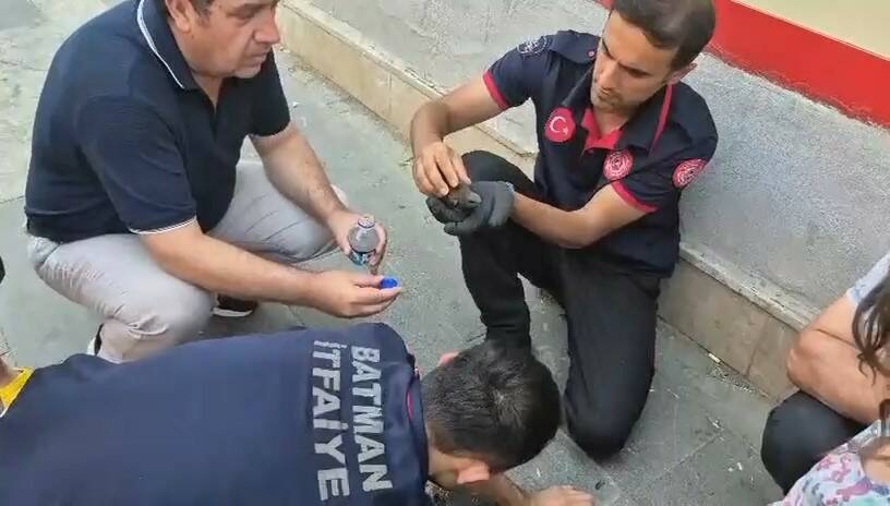 Batman’ın Pınarbaşı Mahallesi'ndeki bir apartmanın balkon duvarındaki oyukta sıkışan ebabil