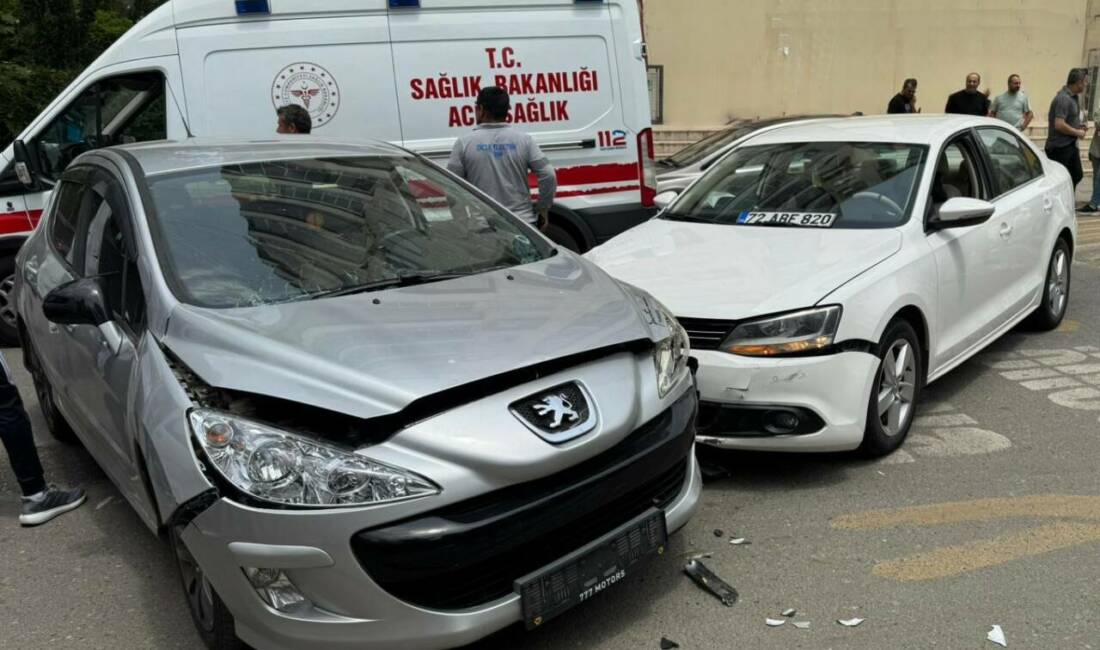 Batman’da iki otomobilin çarpıştığı kazada 3 kişi hafif yaralandı.