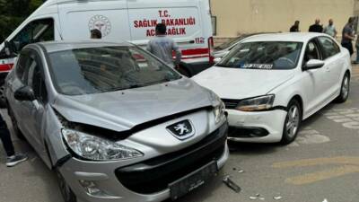 Batman’da iki otomobilin çarpıştığı kazada 3 kişi hafif yaralandı.
