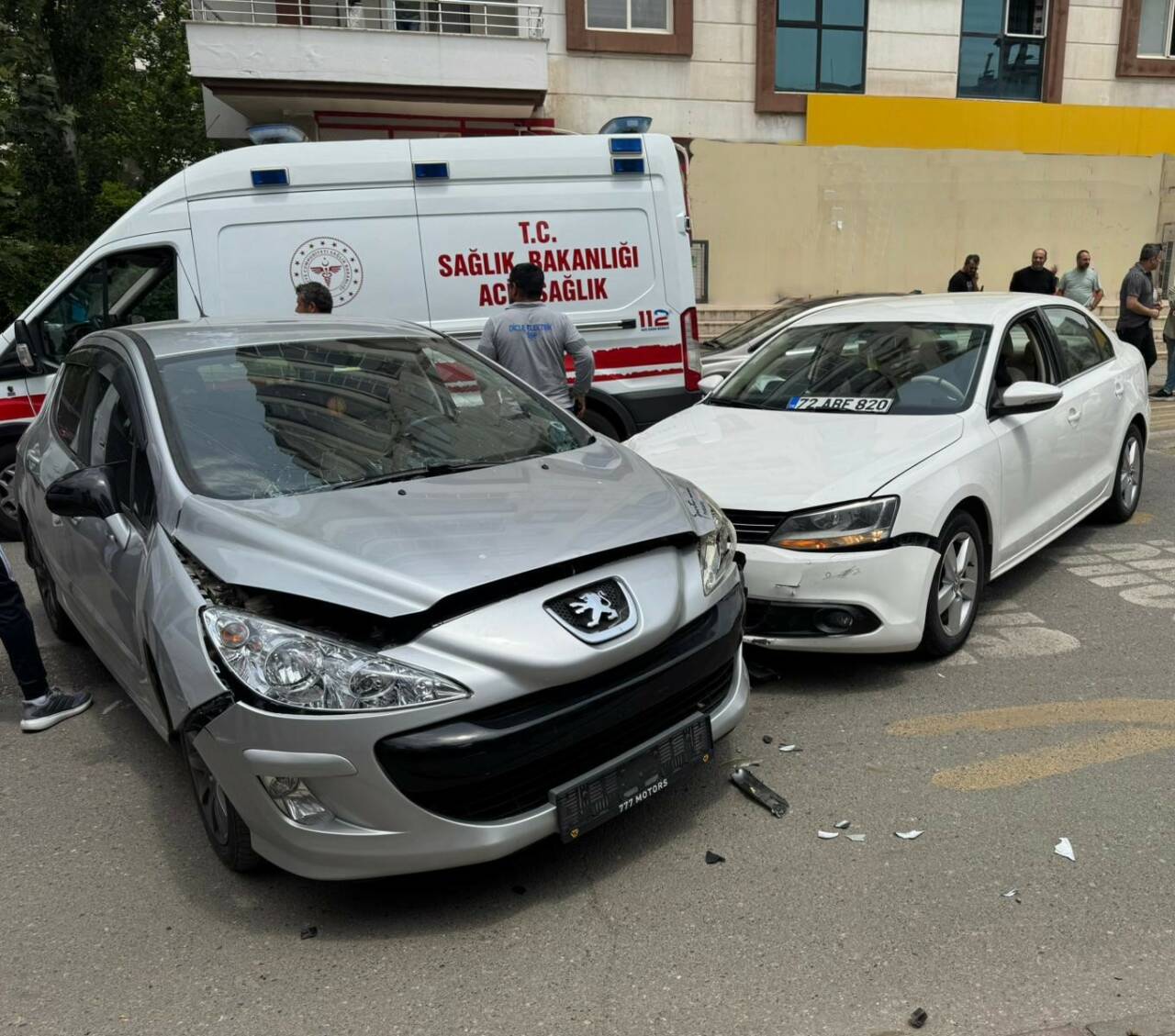 Batman’da iki otomobilin çarpıştığı kazada 3 kişi hafif yaralandı.