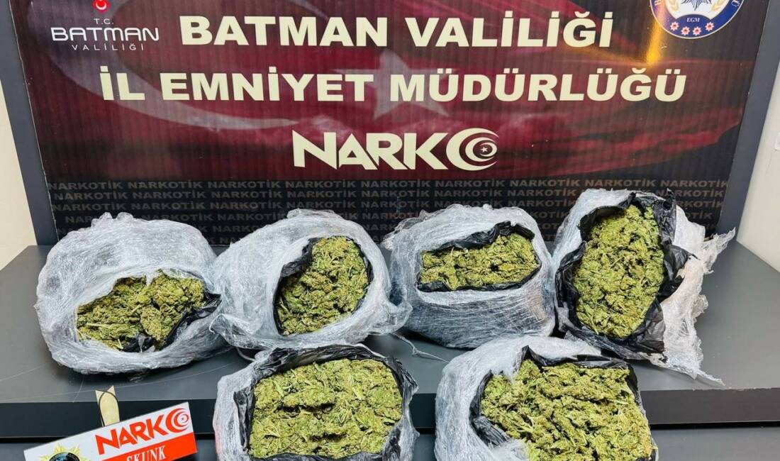 Batman’da durdurulan iki kamyonette yapılan aramalarda kilim arasına zulalanmış 5