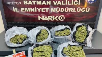 Batman’da durdurulan iki kamyonette yapılan aramalarda kilim arasına zulalanmış 5