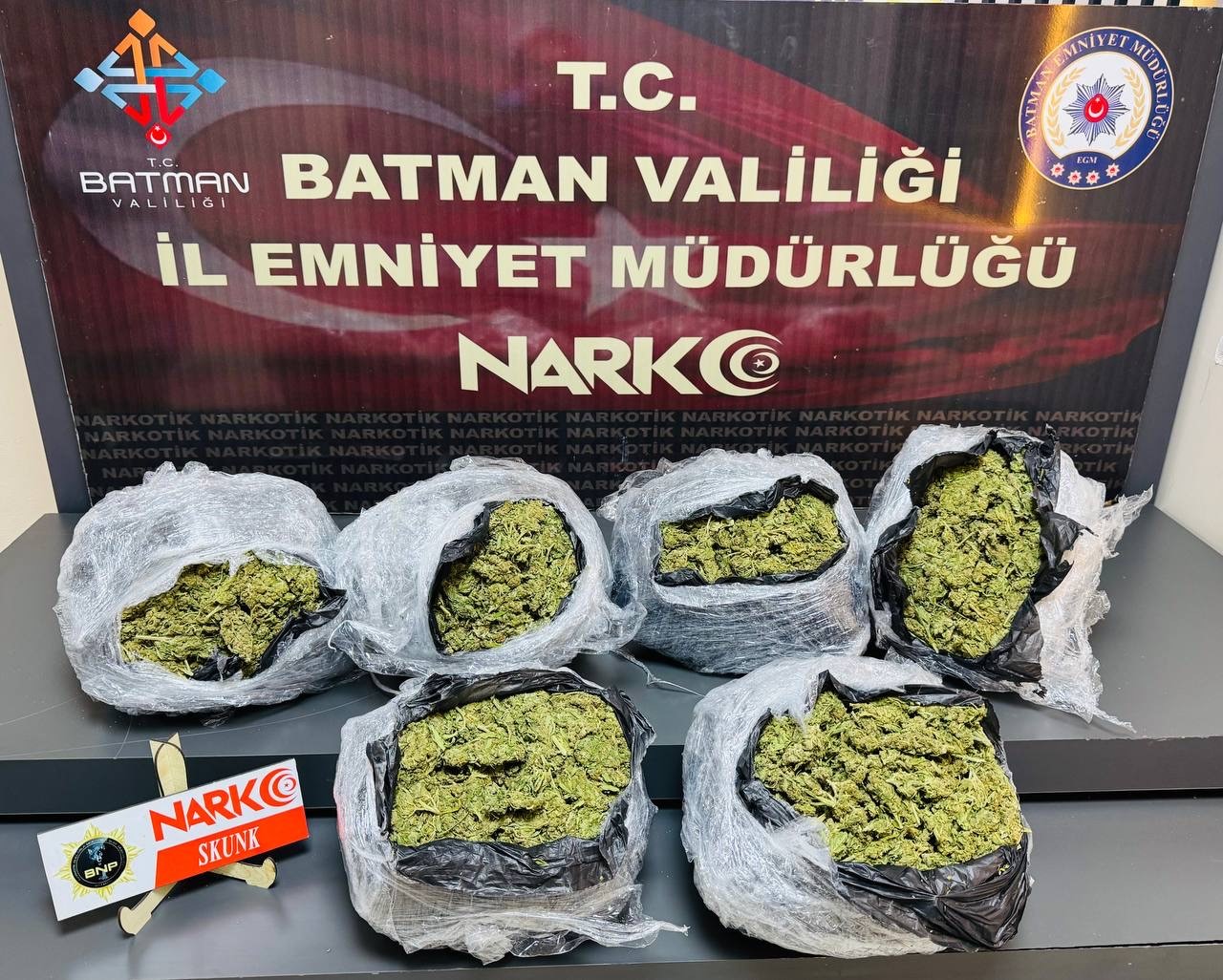 Batman’da durdurulan iki kamyonette yapılan aramalarda kilim arasına zulalanmış 5