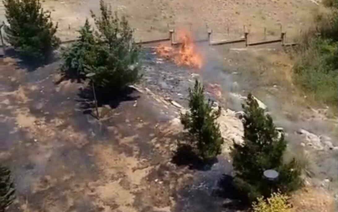 Batman Üniversitesi Batı Raman Kampüsü'nde KYK kız öğrenci yurdunun bahçesinde