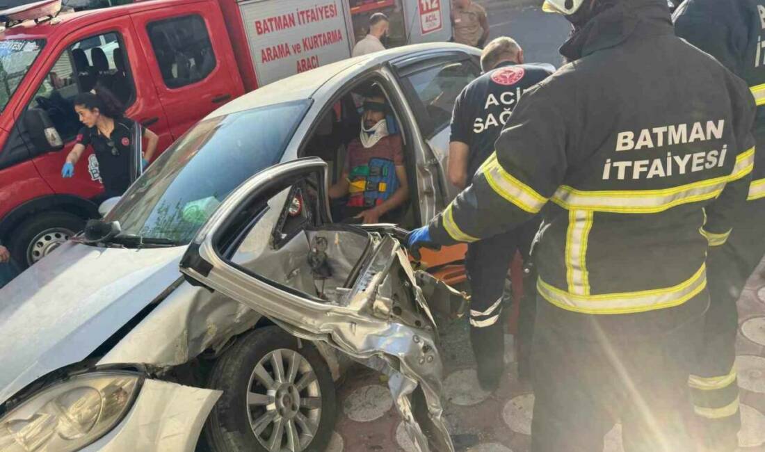Batman’da meydana gelen trafik kazasında iki otomobil çarpıştı. Otomobilde sıkışan