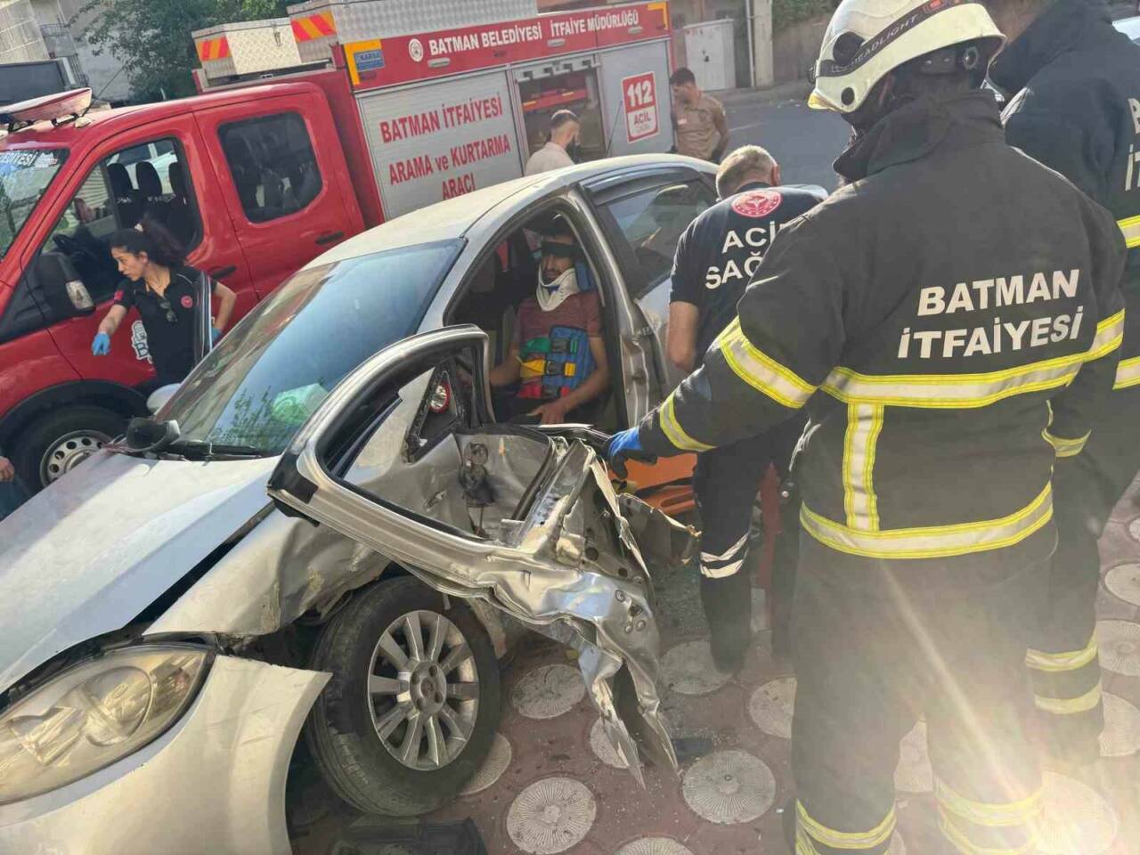 Batman’da meydana gelen trafik kazasında iki otomobil çarpıştı. Otomobilde sıkışan