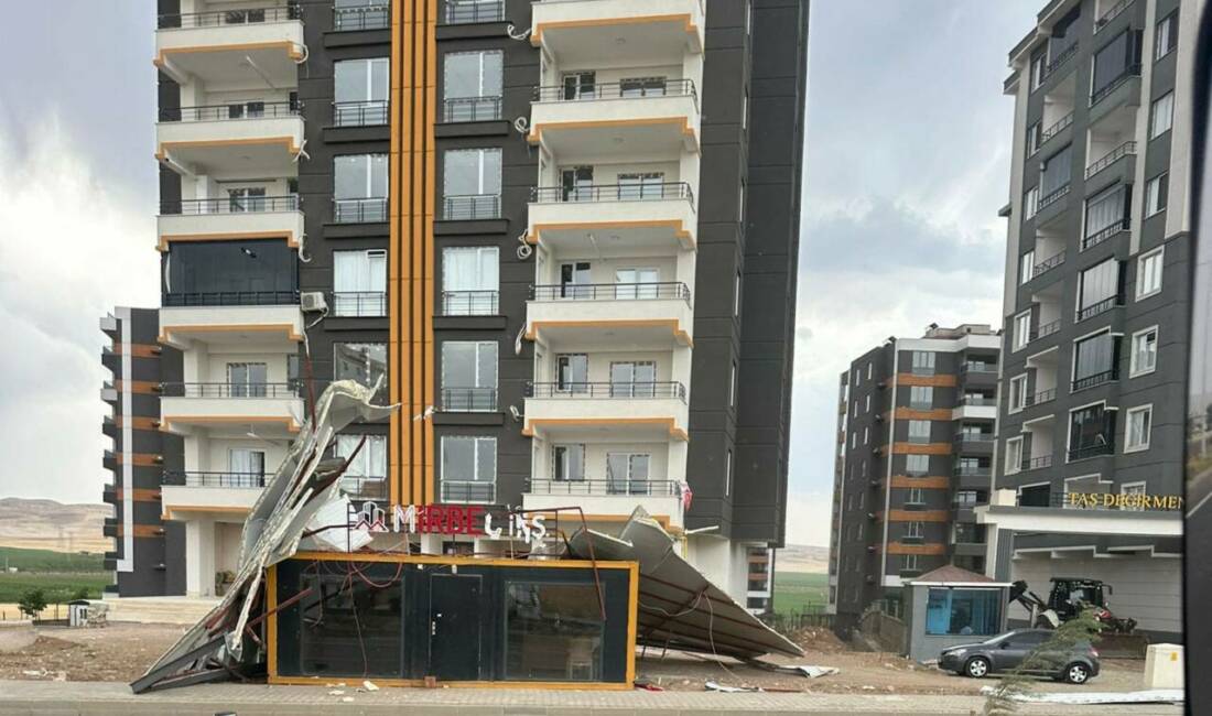 Batman’da şiddetli rüzgar, yapımı devam eden 8 katlı bir binanın