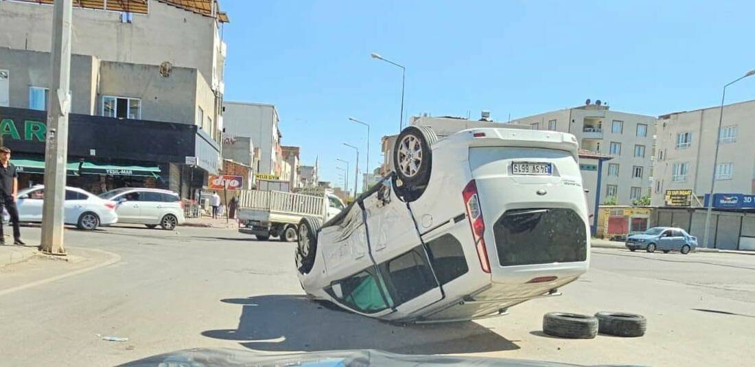 Batman kent merkezinde hafif ticari araç ile otomobilin karıştığı kazada