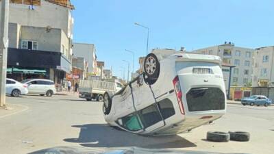 Batman kent merkezinde hafif ticari araç ile otomobilin karıştığı kazada