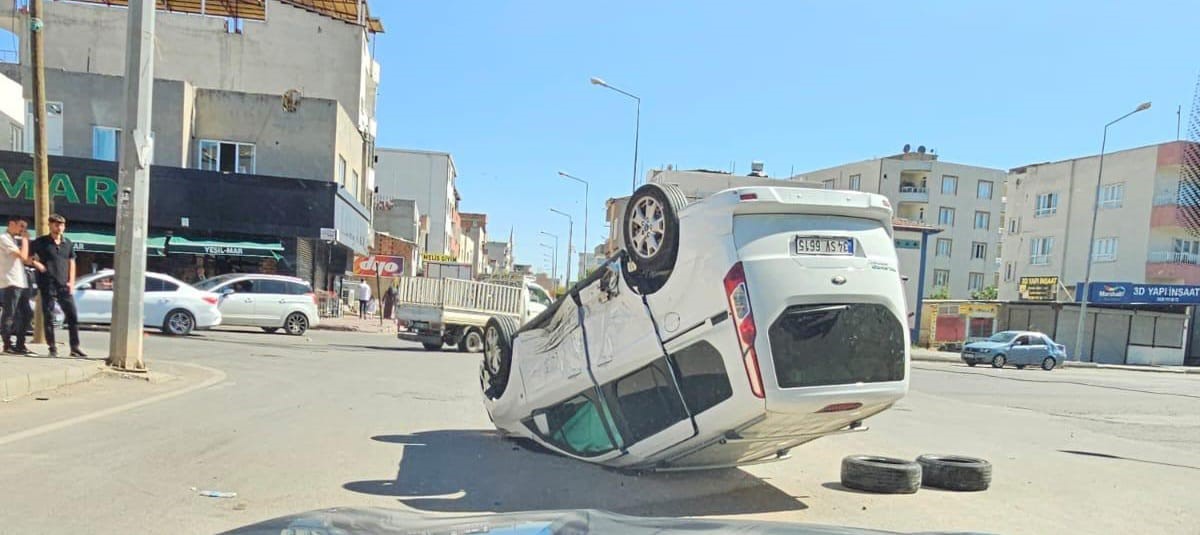 Batman kent merkezinde hafif ticari araç ile otomobilin karıştığı kazada