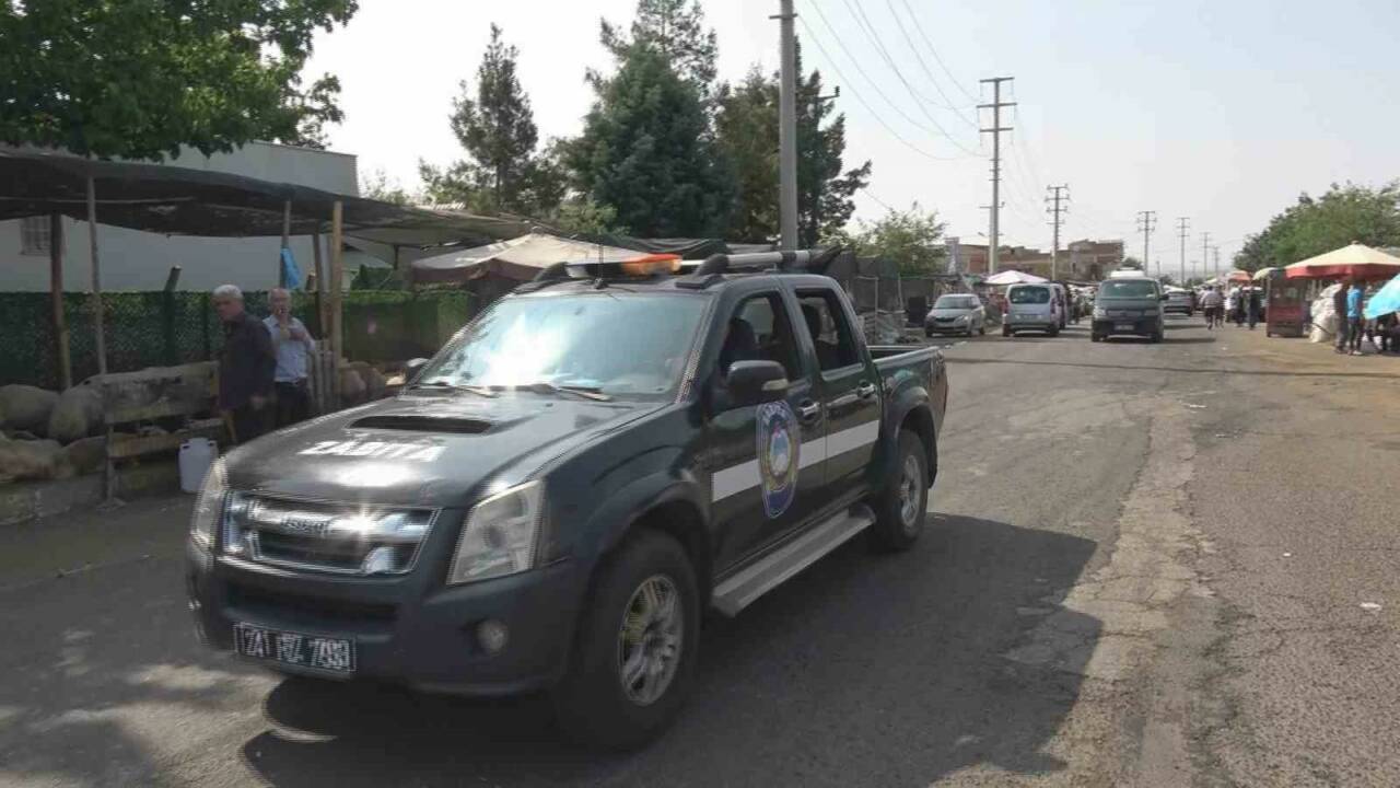 Diyarbakır’da bayramın ikinci gününde kurban pazarlarında yoğunluk devam ediyor.