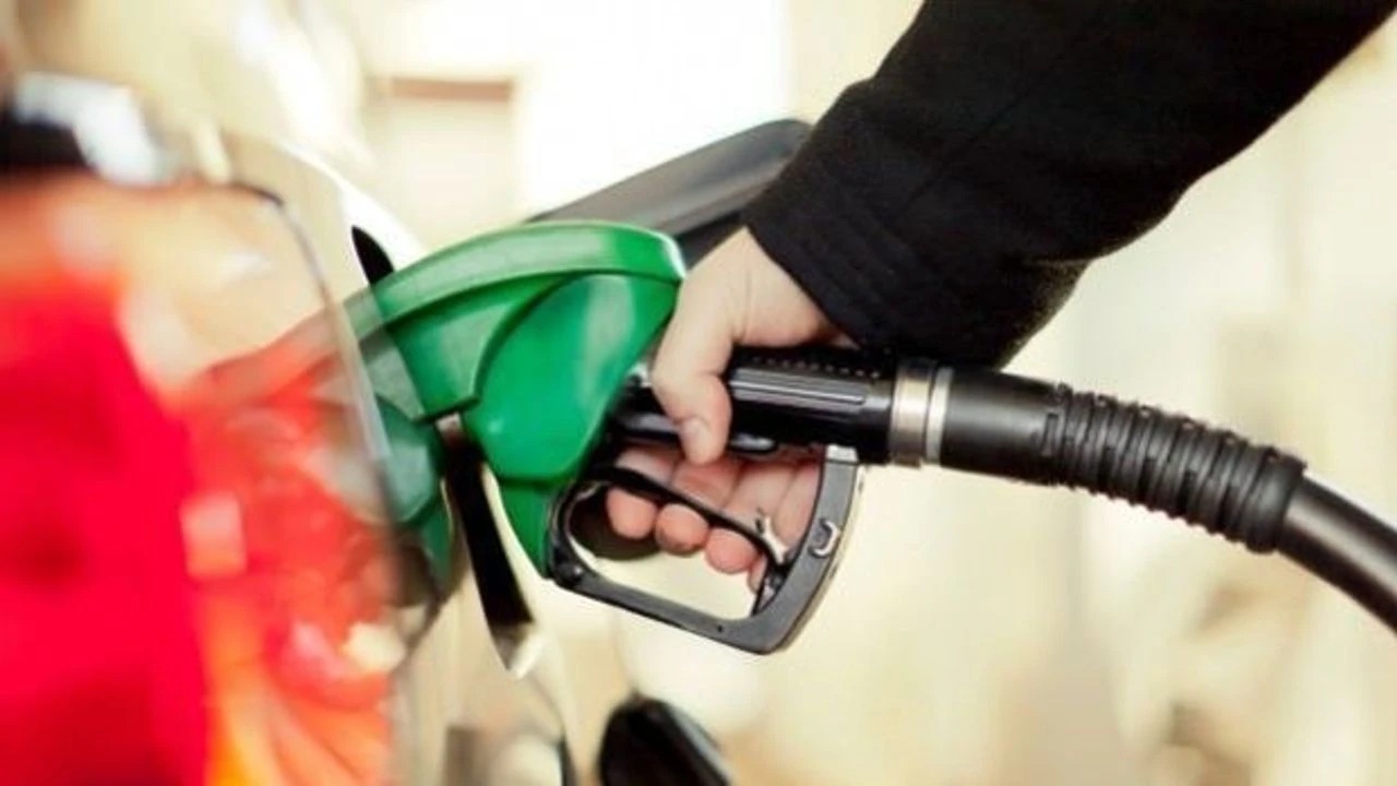 Akaryakıt fiyatlarında dalgalanmalar sürüyor. Döviz kurlarındaki artış ve Brent petrol