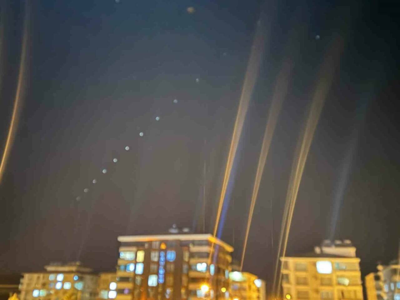 Adıyaman'ın Besni ilçesinde akşam saatlerinde Elon Musk'ın SpaceX şirketi tarafından