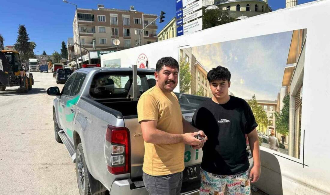 Besni ilçesinde bulunan yaralı alaca ağaçkakan, genç bir vatandaş tarafından