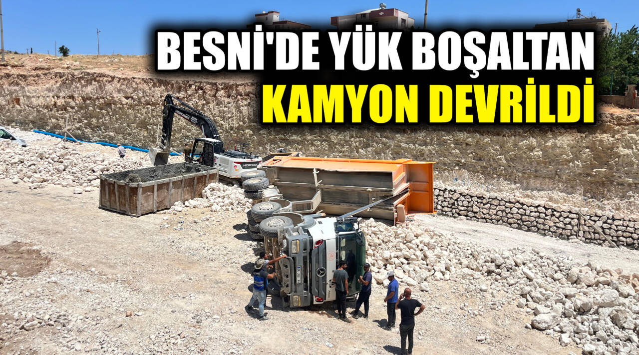 Besni'de yük boşaltma sırasında kontrolden çıkan kamyon devrildi.
