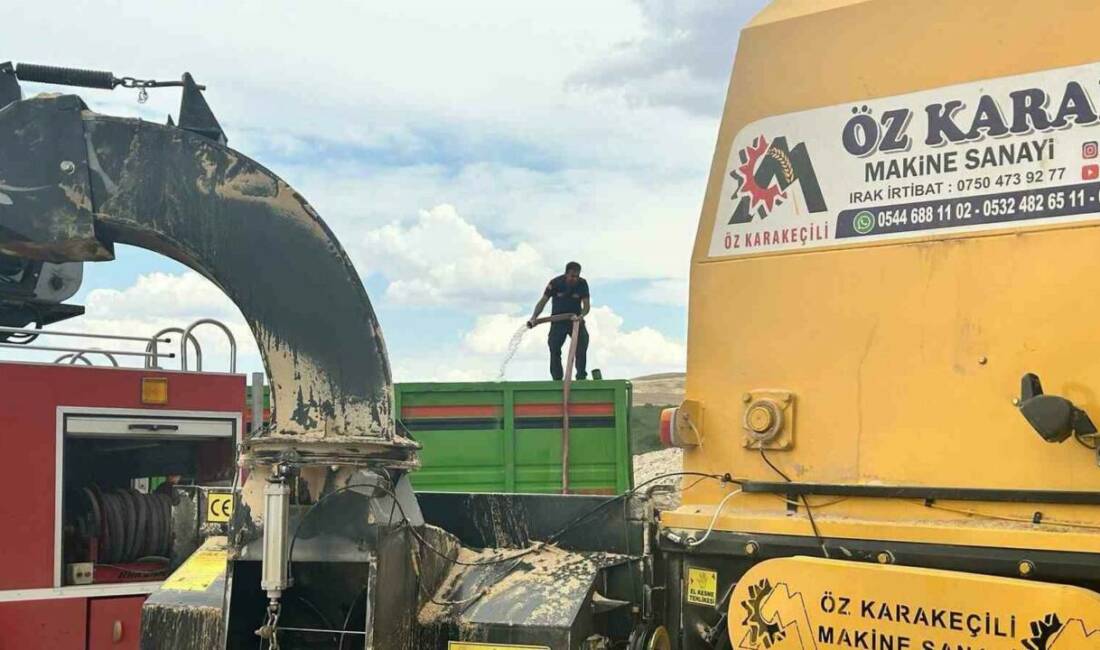 Siirt’te biçerdöverden çıkan yangın saman yığınlarını ve römorku alevle sardı.