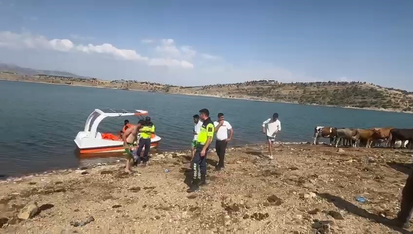 Diyarbakır’ın Silvan ilçesi Malabadi Baraj göletinde su yüzeyinde cisim görülmesi