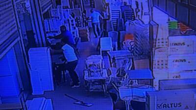 Şanlıurfa’da çarşıda kuzenler arasında alacak-verecek nedeniyle çıkan silahlı kavgada 4