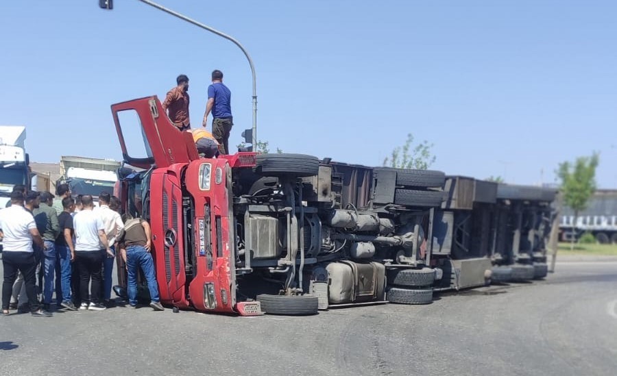 Şırnak’ın Cizre ilçesinde virajda devrilen tırın sürücü yaralandı.