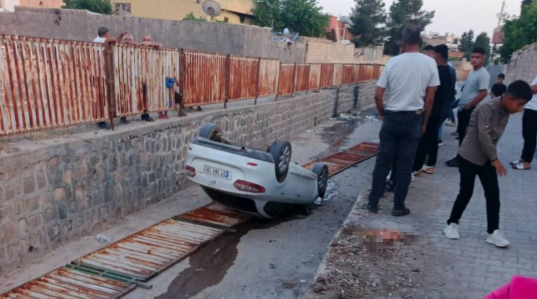 Şanlıurfa’nın Ceylanpınar ilçesinde, el freni indirilen park halindeki bir otomobil,