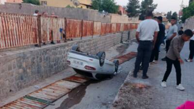 Şanlıurfa’nın Ceylanpınar ilçesinde, el freni indirilen park halindeki bir otomobil,