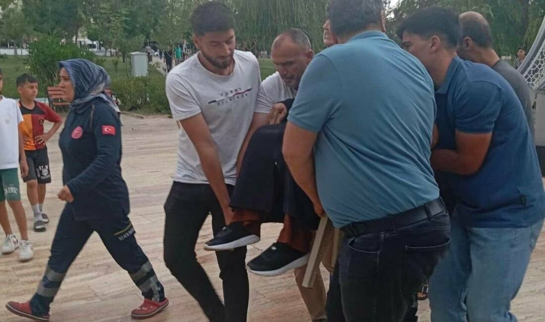 Siirt’in Kurtalan ilçesinde şiddetli rüzgar nedeniyle devrilen ağacın altında kalan
