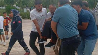 Siirt’in Kurtalan ilçesinde şiddetli rüzgar nedeniyle devrilen ağacın altında kalan