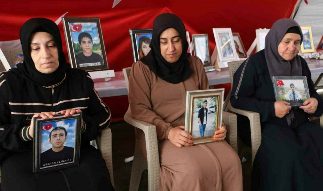 Diyarbakır’da oturma eylemi yapan aileler, sıcaklığa rağmen çadırda evlat nöbetine