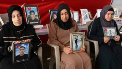 Diyarbakır’da oturma eylemi yapan aileler, sıcaklığa rağmen çadırda evlat nöbetine