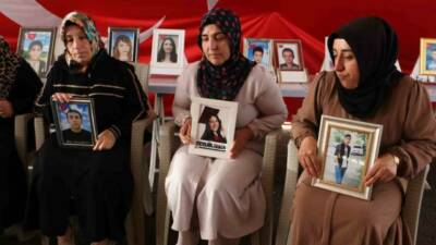 Diyarbakır’da eski HDP İl Başkanlığı binası önünde oturma eylemini sürdüren