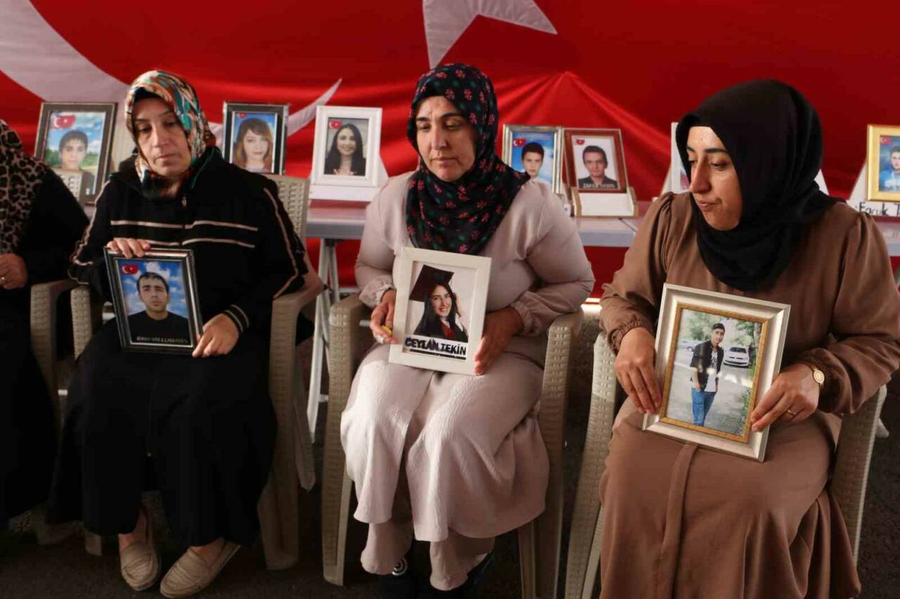 Diyarbakır’da eski HDP İl Başkanlığı binası önünde oturma eylemini sürdüren