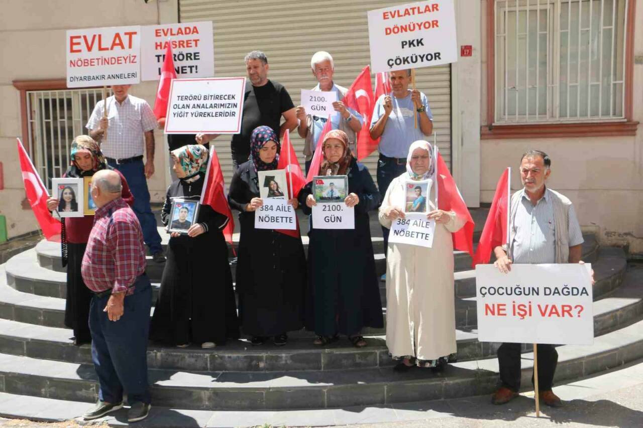 Diyarbakır'da dağa kaçırılan çocukları için ailelerin başlattığı evlat nöbetine son