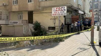 Diyarbakır’ın merkez Kayapınar ilçesinde maaşını alamadığı iddiasıyla eczacıyı öldüren şahıs,