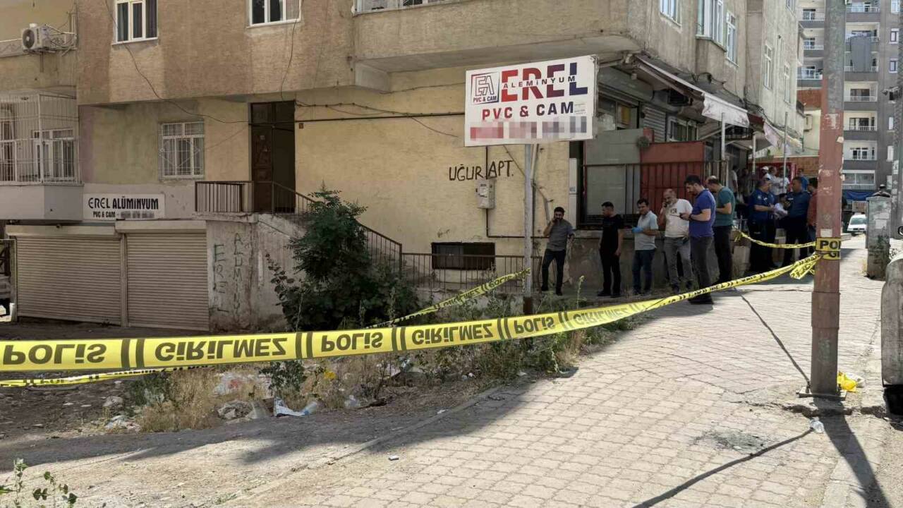 Diyarbakır’ın merkez Kayapınar ilçesinde maaşını alamadığı iddiasıyla eczacıyı öldüren şahıs,