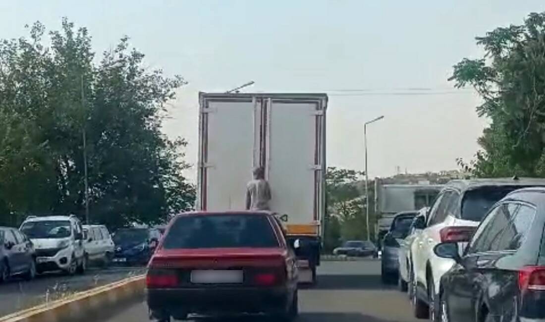 Diyarbakır’ın merkez Sur ilçesinde seyir halindeki kamyonetin arkasına tutunan şahsın