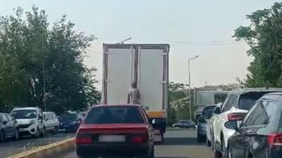 Diyarbakır’ın merkez Sur ilçesinde seyir halindeki kamyonetin arkasına tutunan şahsın
