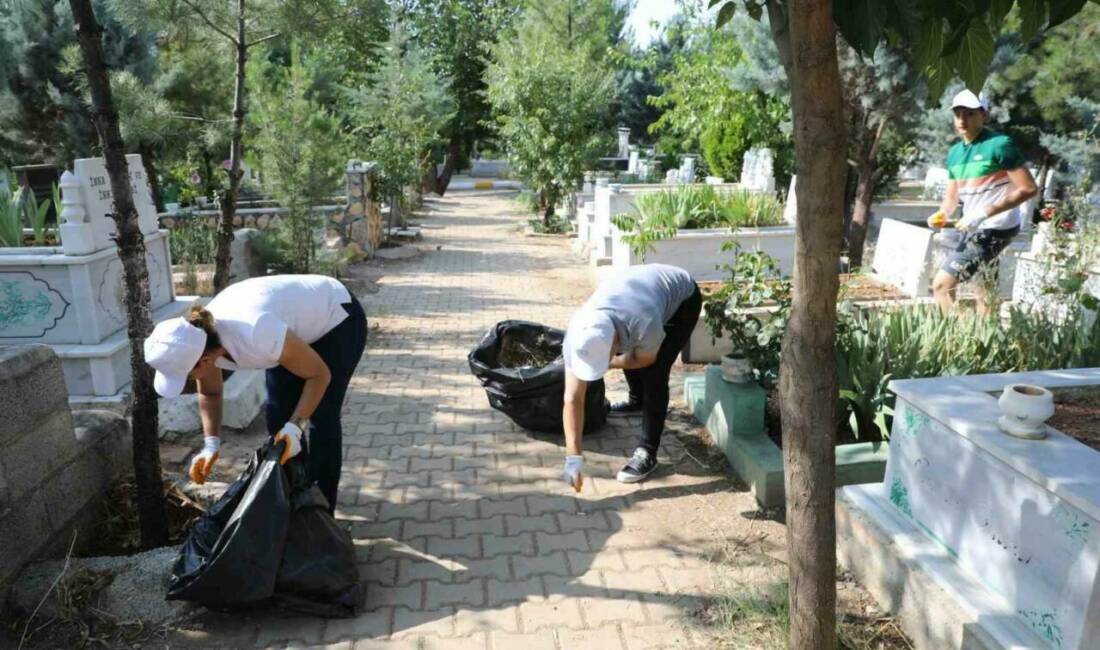Diyarbakır Büyükşehir Belediyesi, Kurban Bayramı öncesi ve sonrasında mezarlıklarda temizlik
