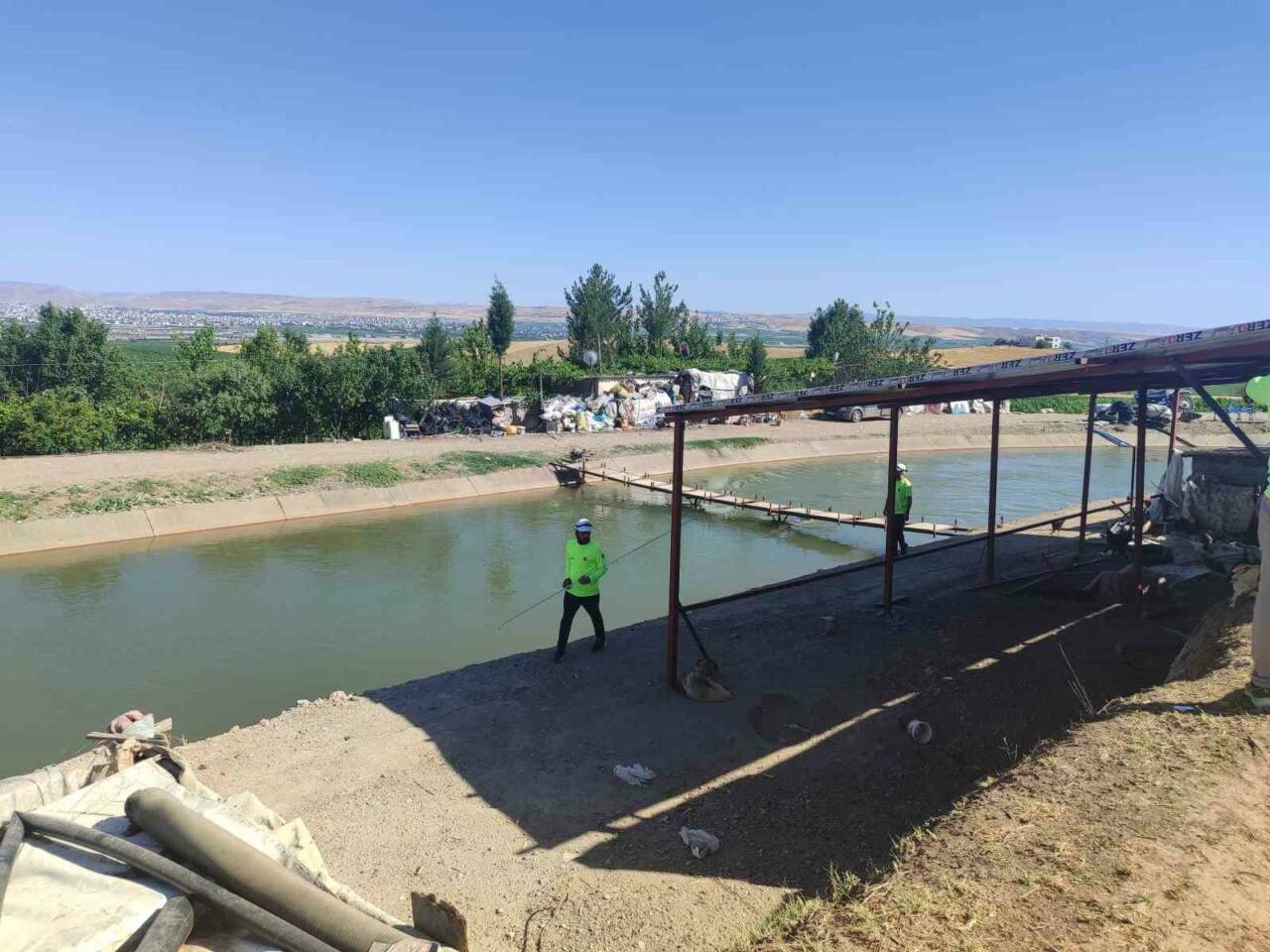 Silvan ilçesinde sulama kanalına düşmüş bir kişinin bulunması için arama
