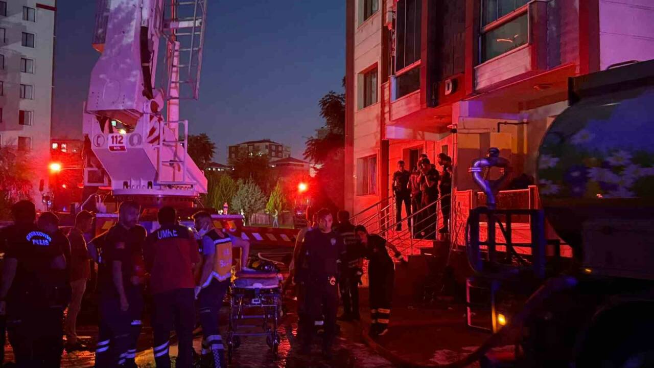 Diyarbakır’ın Kayapınar ilçesinde 13 katlı binada çıkan yangında mahsur kalan