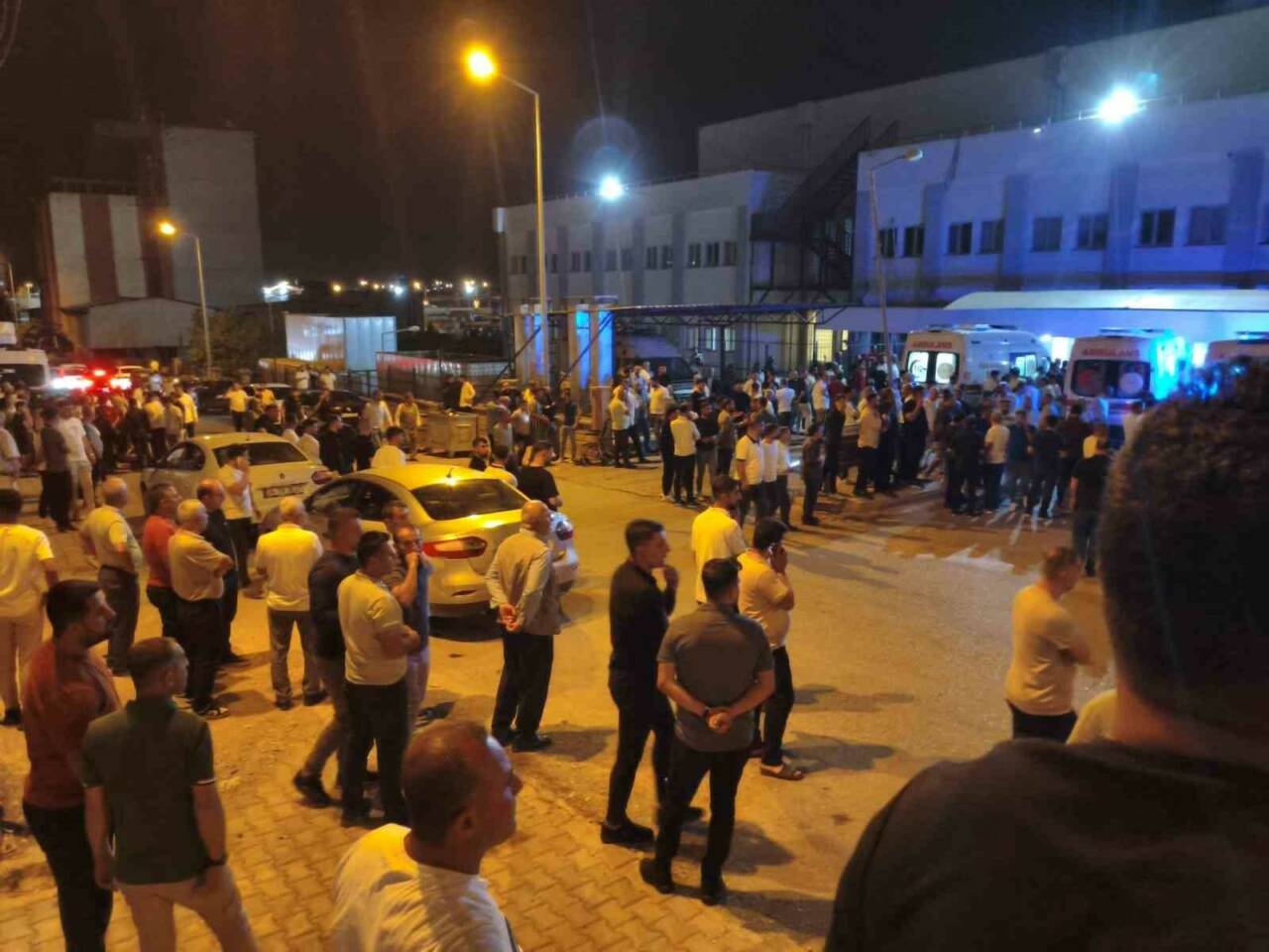 Siirt’in Kurtalan ilçesinde, düğün salonunda yaşanan silahlı saldırı, bir kişinin
