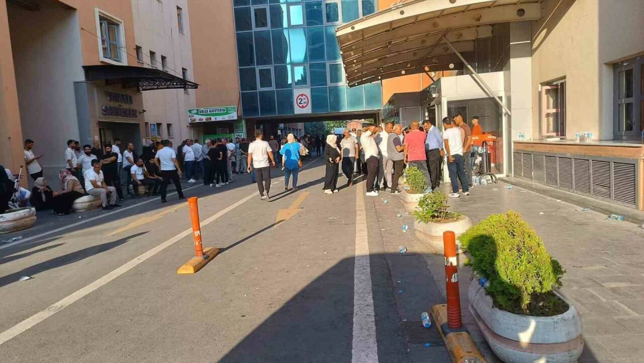 Batman’ın Kozluk ilçesinde düğüne giden ailenin geçirdiği trafik kazasında genç