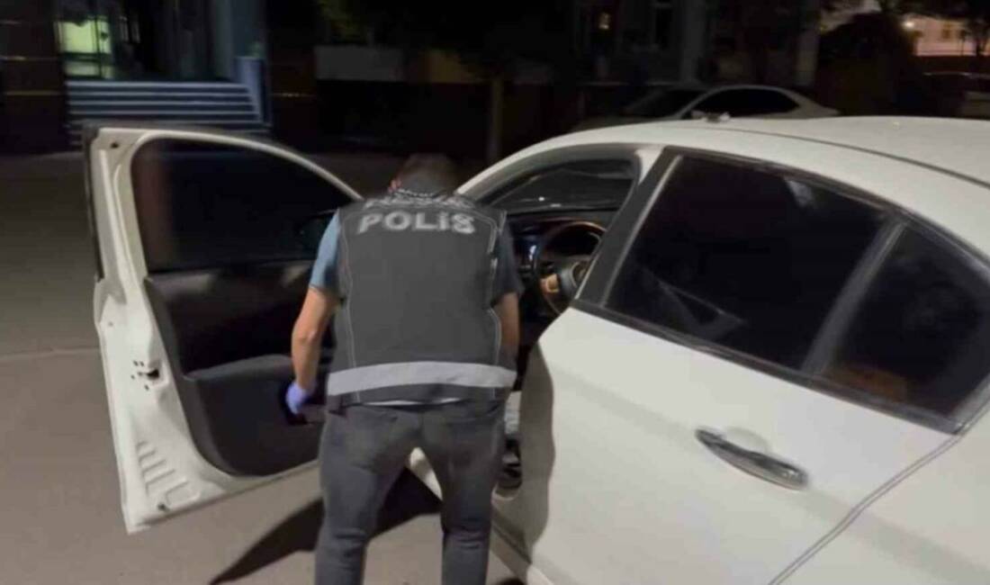 Dur ihtarına uymayan sürücü araçtan uyuşturucu fırlattı Batman’da polisin "dur" ihtarına uymayarak kaçan sürücü otomobilden bir inşaat