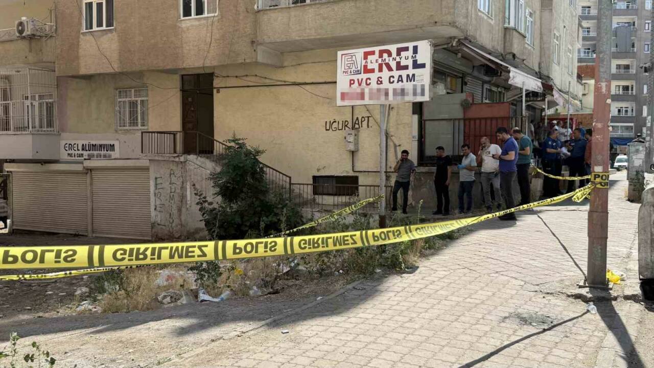 Diyarbakır’ın merkez Kayapınar ilçesinde maaşını alamadığı iddiasıyla eczacıyı öldüren şüpheli