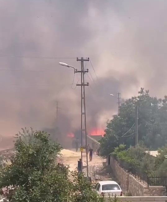 Adıyaman'ın Hasankendi Köyü'nde meydana gelen anız yangını büyük endişeye yol