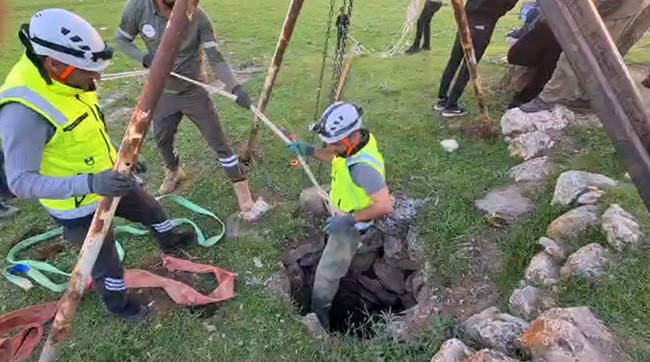 Siirt’in Eruh ilçesinde kuyuda 2 gün mahsur kalan daha kurtarıldı.