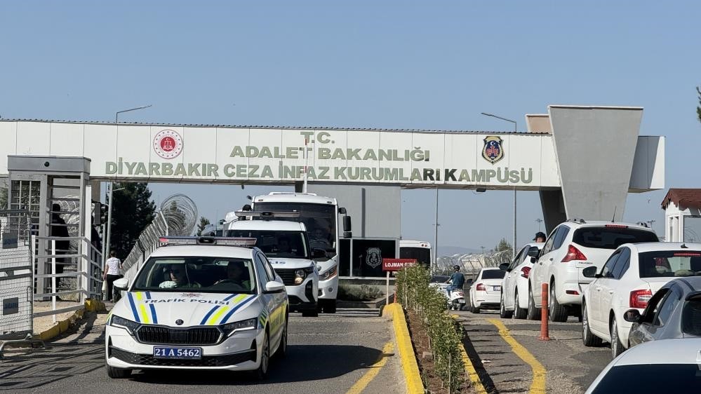 Evde ölü bulunan kadının erkek arkadaşı tutuklandı.