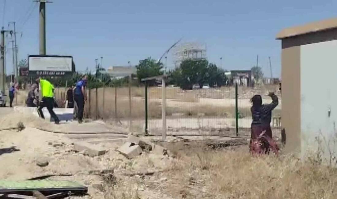 Adıyaman'ın Altınşehir Mahallesi'nde bir kadın, kaldığı terkedilmiş evi ateşe verdi.