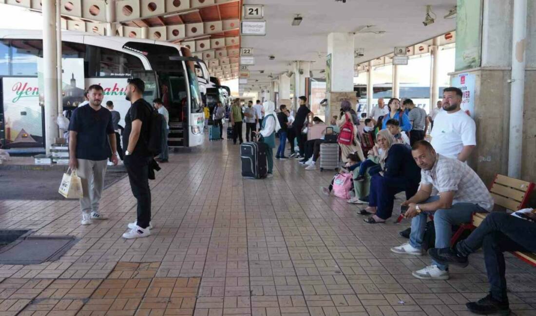 Gaziantep Şehirlerarası Otobüs Terminali’nde Kurban Bayramı tatili dolayısıyla yoğunluk yaşanırken,